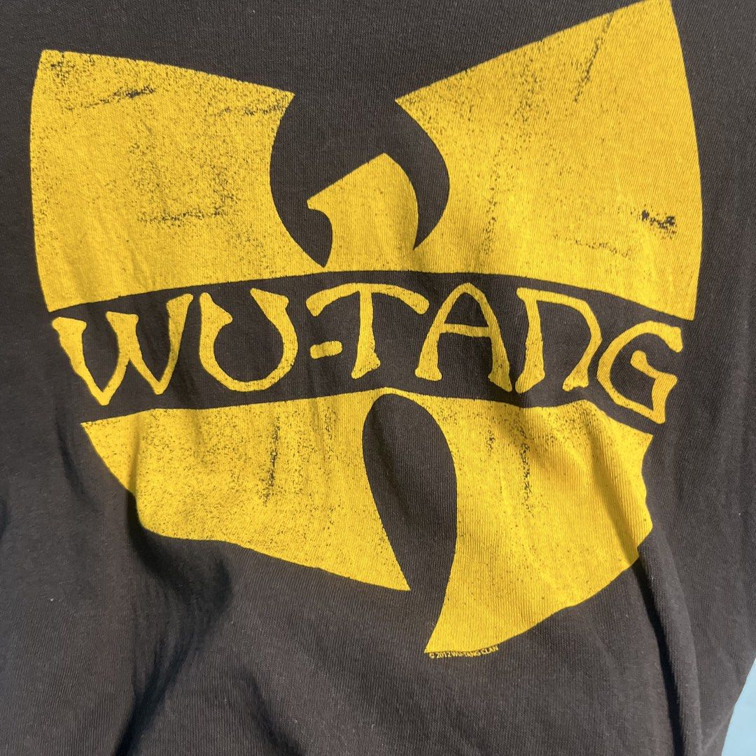 Wutang shirt (Category: Tshirts & Polo Shirts ) located in Santo Tomas. Submitted by niftynook_22 (Listing ID 1464987218, Image 2). Description: Excellent condition 9/10 color rate 19.5 (can stretch to 20.5 ) x 27.5 No issue .