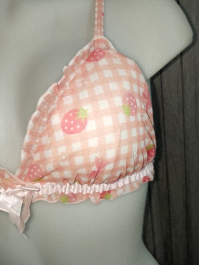 XL cute checkered 🍑🍓 Bralette padded (Category: Undergarments & Loungewear) located in Manila. Submitted by truecrystal-1407 (Listing ID 1465026188, Image 2). Description: .