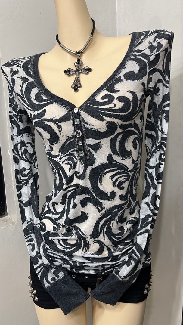 Y2k grunge henley longsleeves (Category: Longsleeves) located in Caloocan City. Submitted by onlyfromthepast (Listing ID 1465052404, Image 2). Description: 9/10 condition Small ✅My bio before purchasing tia💕 ✅ All items are fresh from bales, Pls expect dirt,dust or stains .