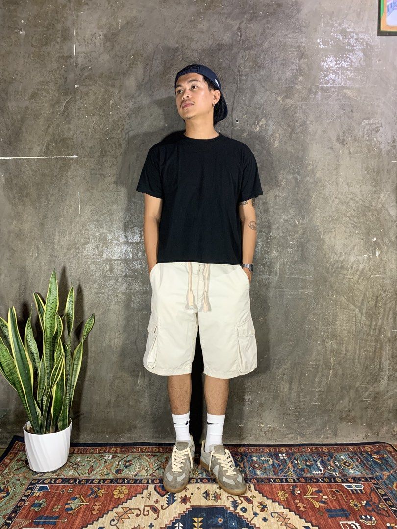Y2K Nike Cargo Short Button-fly (Cream) (Category: Shorts) located in Aurora. Submitted by cpr_garments13 (Listing ID 1465116037, Image 1). Description: Models height 5’6 Large on tag Measurements •Waist:33-34 •Length:21 •Leg opening:11 Excellent condition -Need Wash.