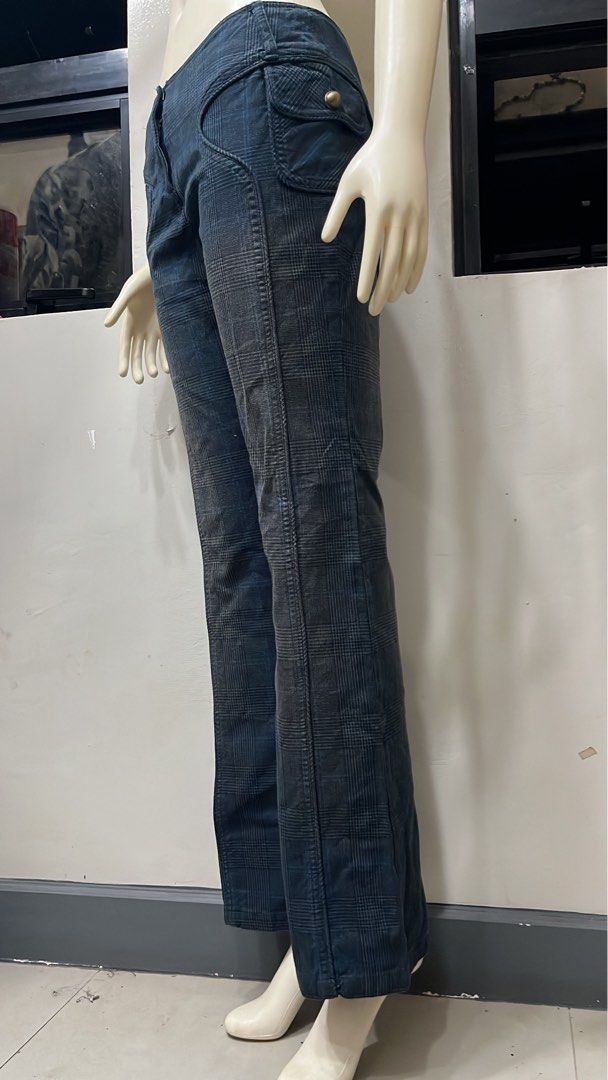 Y2k plaid lowrise flare pants (Category: Jeans) located in Caloocan City. Submitted by onlyfromthepast (Listing ID 1465052974, Image 2). Description: 9/10 condition Measurements 15.5 x37 inches Rise 8 inches Thigh 10.5 inches Knee 8 inches Leg opening 9.8 inches ✅My bio before purchasing tia💕 ✅ All items are fresh from bales, Pls expect dirt,dust or stains .