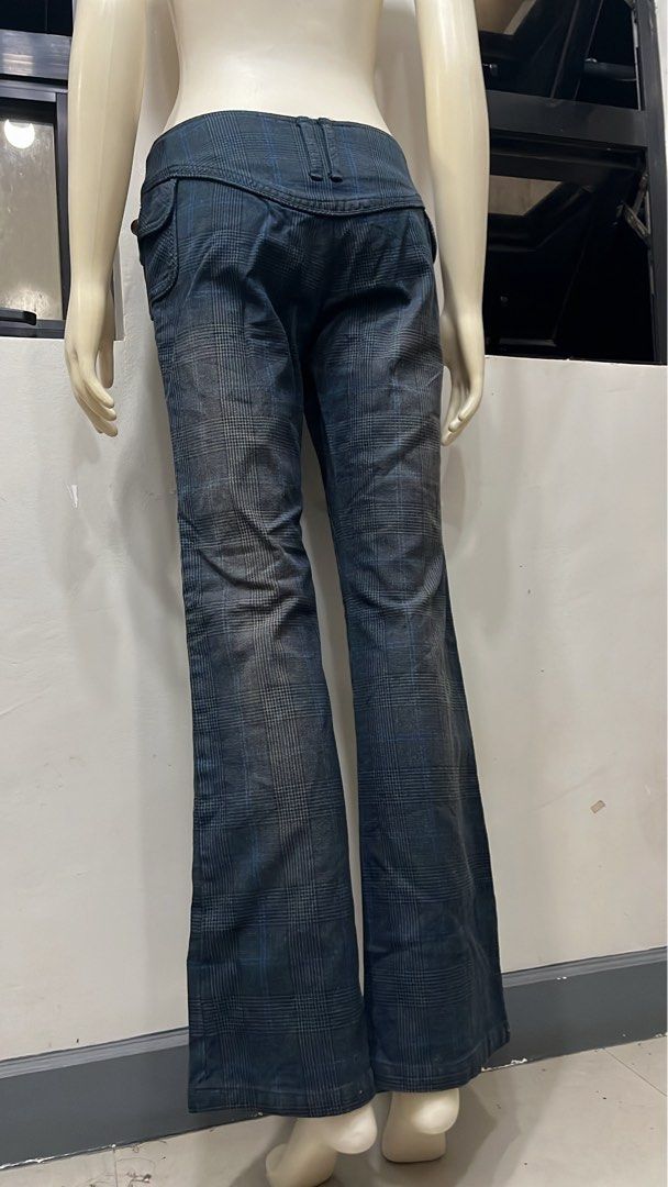 Y2k plaid lowrise flare pants (Category: Jeans) located in Caloocan City. Submitted by onlyfromthepast (Listing ID 1465052974, Image 3). Description: 9/10 condition Measurements 15.5 x37 inches Rise 8 inches Thigh 10.5 inches Knee 8 inches Leg opening 9.8 inches ✅My bio before purchasing tia💕 ✅ All items are fresh from bales, Pls expect dirt,dust or stains .