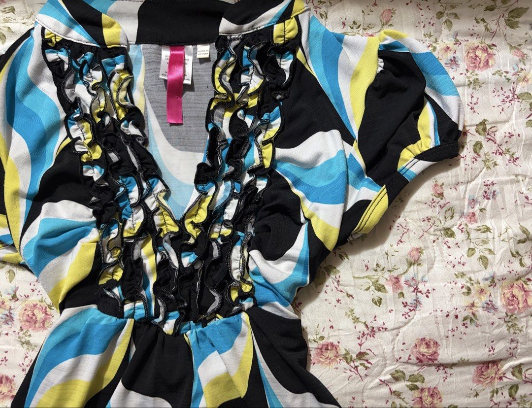 Y2K Swirl Print Top (Category: Blouses) located in Muntinlupa City. Submitted by herellas0504 (Listing ID 1465115498, Image 3). Description: Y2K Swirl Print Top Mine: 280 | Lock: 399 ———————————— size: xs-med no issue, high quality, love the fab flowy, self tie willing to keep!.