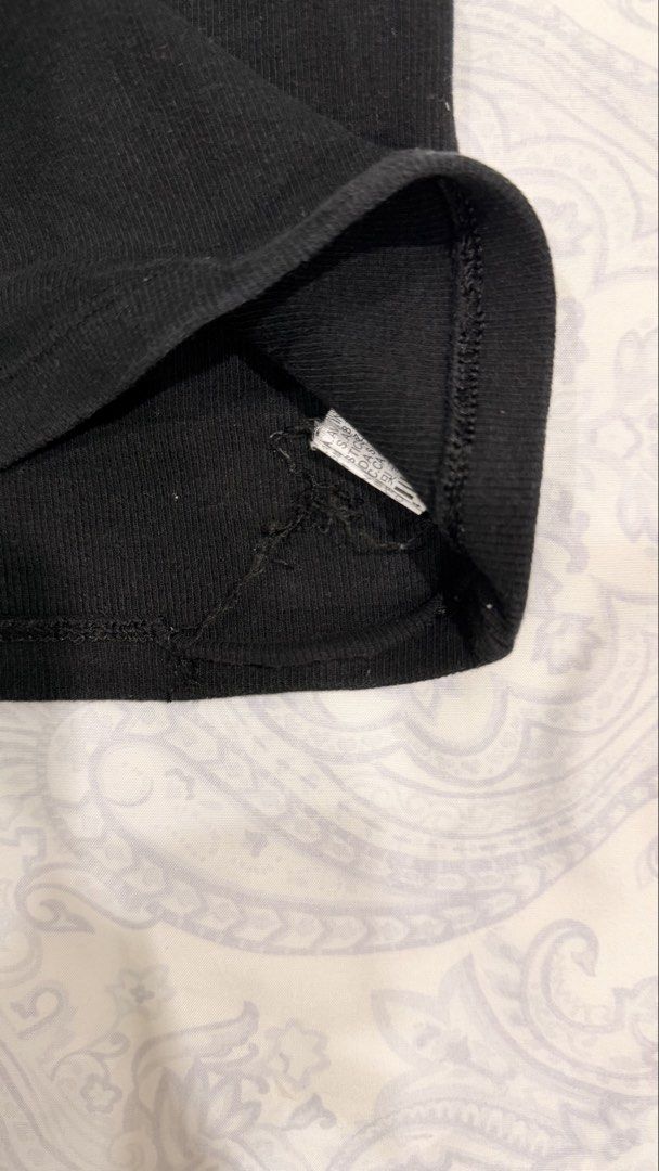 Zara Black Cropped Tank Top (Category: Sleeveless) located in Davao. Submitted by tswizzleeess (Listing ID 1465152348, Image 2). Description: Zara Classic scoop neck cropped tank top Fits Small to Medium (stretchy fabric) Message me for detailed photos if you want! ☺️ RFS: Decluttering 📍Davao City 💳 GCash, Bank Transfer (BDO) 📦 LBC, J&T SF shouldered by the buyer 😊.