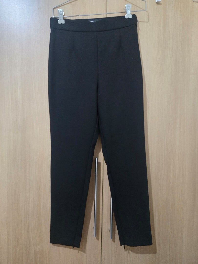 Zara Black Leggings Size M (Category: Jeans) located in Pasay City. Submitted by samcas (Listing ID 1465114612, Image 1). Description: Zara black trousers in size M (Mex 28). Standard slim cut, ankle-length, and easy pull-on style. Versatile for both office and casual wear. NEVER WORN .