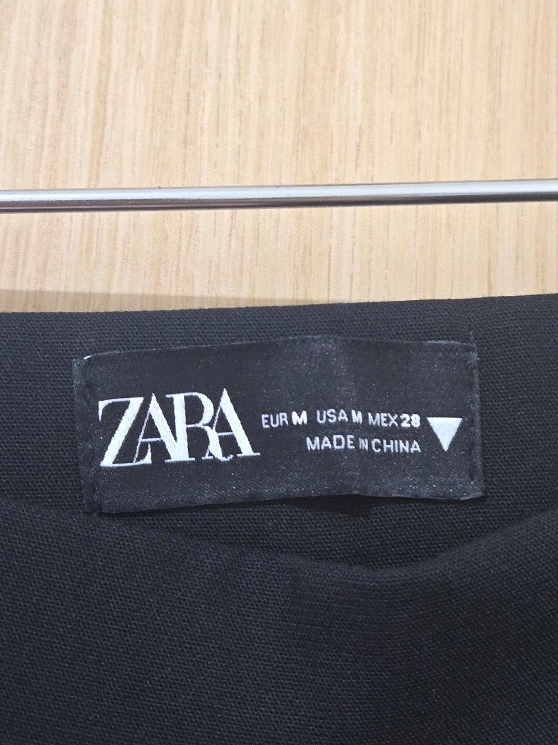 Zara Black Leggings Size M (Category: Jeans) located in Pasay City. Submitted by samcas (Listing ID 1465114612, Image 2). Description: Zara black trousers in size M (Mex 28). Standard slim cut, ankle-length, and easy pull-on style. Versatile for both office and casual wear. NEVER WORN .