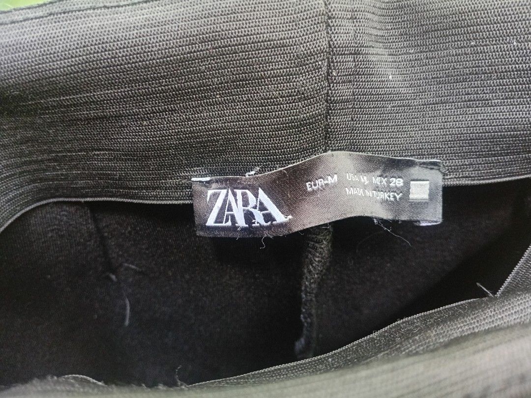 Zara Black Stretchable Pants (Category: Other Bottoms) located in Makati City. Submitted by ellavee_you (Listing ID 1465038754, Image 3). Description: - Brand: Zara - Color: Black - Size: Medium (EUR-M, MEX 28) - Origin: Made in Turkey - Features: Stretchable, comfortable fit, versatile design - Condition: Excellent (5/5) - Meetup location: Robinsons Town Mall, Lopez Ave, Los Baños, Laguna.