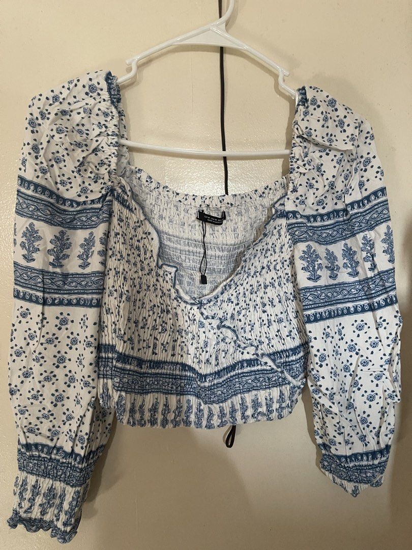 Zara Blue White Pattern Long Sleeve Crop Blouse (Category: Blouses) located in Makati City. Submitted by nhatzgold (Listing ID 1464974672, Image 1). Description: Rfs: binili ko online. Di pla kasya sakin super croptop. Hehehe Brandnew, no tag. Washed. .