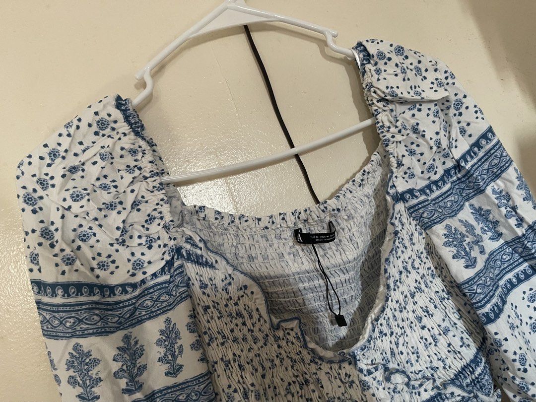 Zara Blue White Pattern Long Sleeve Crop Blouse (Category: Blouses) located in Makati City. Submitted by nhatzgold (Listing ID 1464974672, Image 2). Description: Rfs: binili ko online. Di pla kasya sakin super croptop. Hehehe Brandnew, no tag. Washed. .