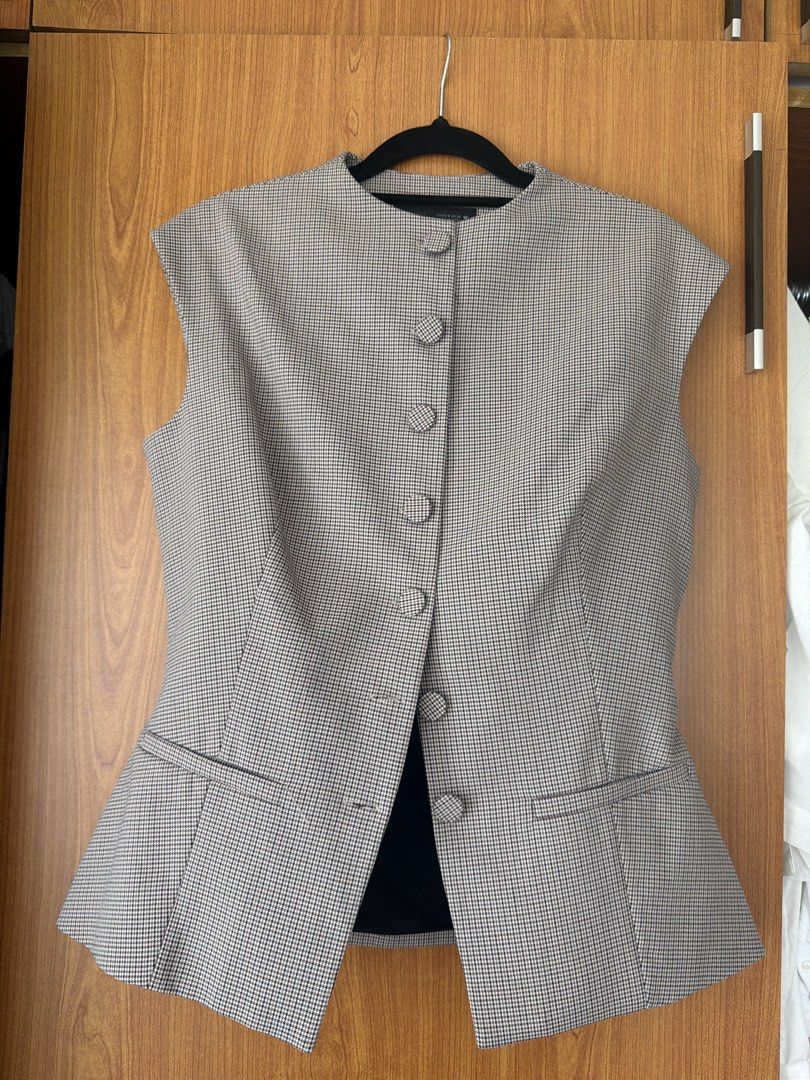 Zara Houndstooth Patterned Vest Top (Category: Sleeveless) located in Cavite. Submitted by klarev (Listing ID 1464999650, Image 1). Description: - Brown, black and white houndstooth pattern - Front button-up closure with faux waist pockets - Size: Medium.
