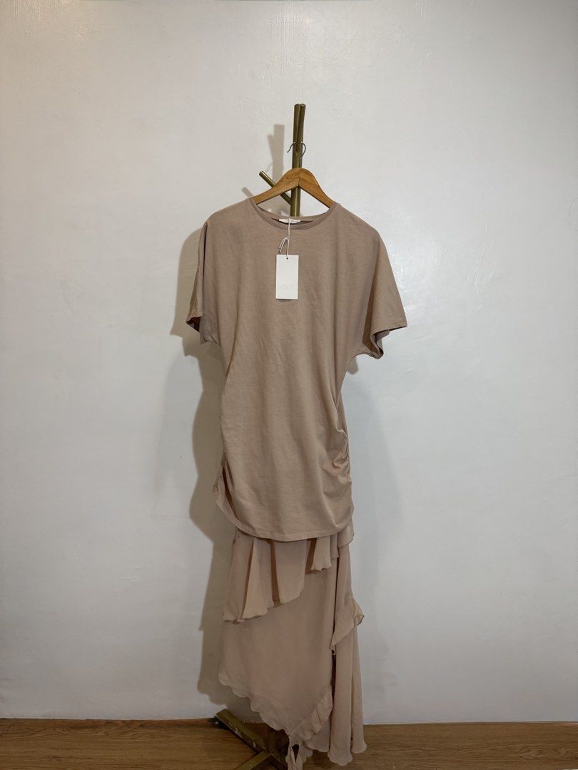 Zara Midi Dress (Category: Dresses) located in Quezon City. Submitted by shopper_xoxo (Listing ID 1465169905, Image 1). Description: Brand new with tag 😊 📦 From Zara Japan 🚚 On hand and ready to ship MOP: GCash and BPI Shipping starts at ₱65 only ✨ .