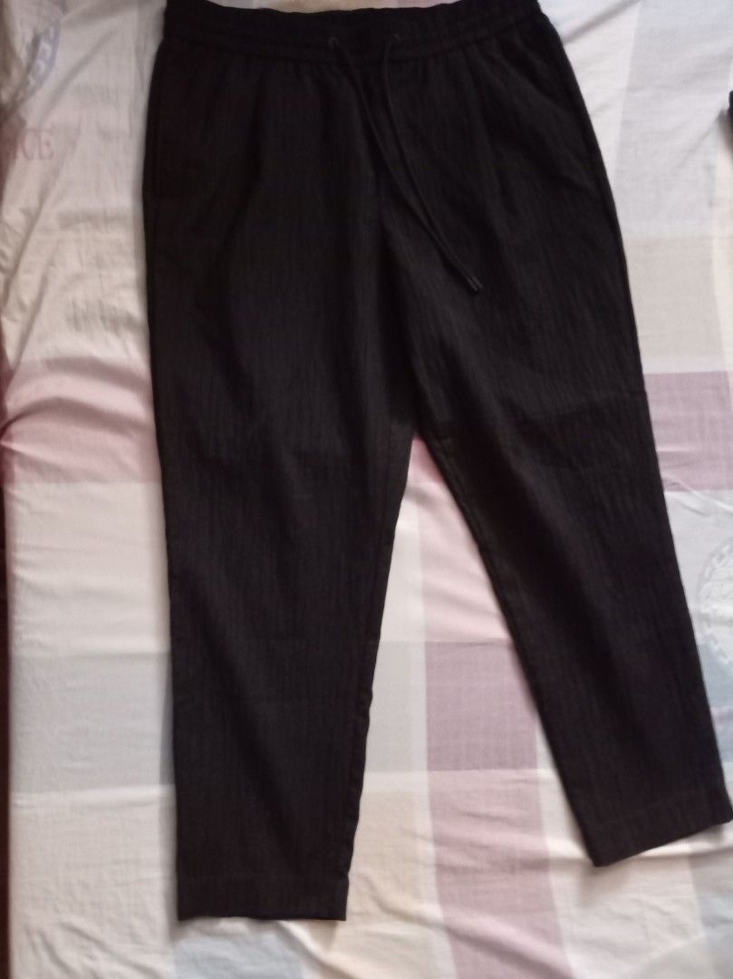 Zara Pants (Category: Trousers) located in Marikina City. Submitted by cherrybone (Listing ID 1464999159, Image 1). Description: Black garterized pants Loose fit.