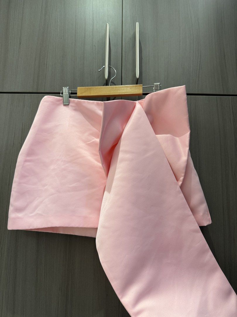 ZARA Pink Satin Mini Skirt with Bow Drape (Category: Skirts) located in Quezon City. Submitted by declutteringmycloset__ (Listing ID 1464981951, Image 1). Description: - Brand new, never worn - Original tags attached - Original Price: 3,295 PHP - High waist mini skirt .
