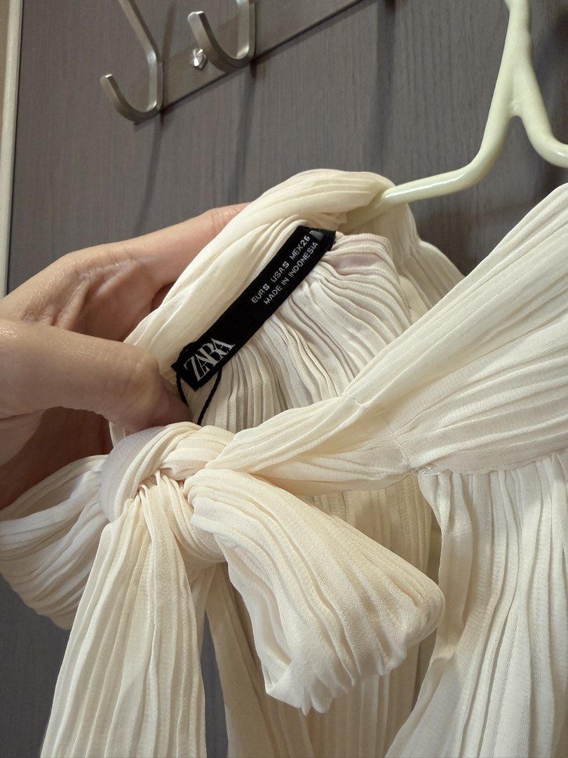 Zara Pleated Halter Neck Crop Top with Back Bow (Category: Sleeveless) located in Manila. Submitted by elisesnts (Listing ID 1465048286, Image 3). Description: - Brand: Zara - Color: Cream - Size: EUR S / USA S / MEX 26 - Design: All-over pleats, halter neckline with back tie-up bow, sleeveless - Material: Lightweight textured fabric - Condition: never used RFS: a bit tight on me.