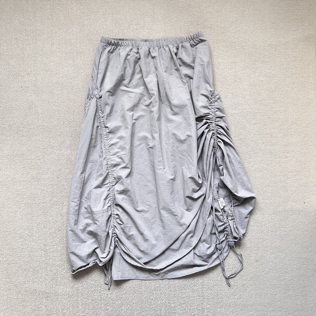 zara ruched bubble maxi skirt (Category: Skirts) located in Limay. Submitted by budolfindsrawrawr (Listing ID 1465081481, Image 1). Description: z4ra ruched bubble maxi skirt - w26/29 l30.5 - in excellent condition .