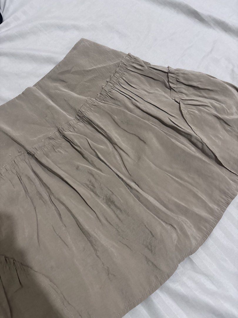 ZARA Ruffled Mini Skirt (Category: Skirts) located in Caloocan City. Submitted by tineq (Listing ID 1465077746, Image 1). Description: Taupe Color, bought a year ago. Used only once. RFS; too big! .