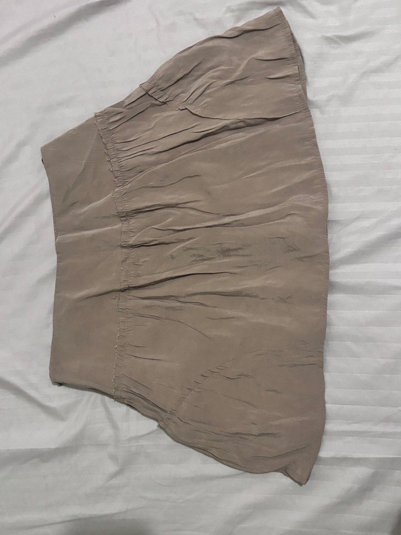 ZARA Ruffled Mini Skirt (Category: Skirts) located in Caloocan City. Submitted by tineq (Listing ID 1465077746, Image 3). Description: Taupe Color, bought a year ago. Used only once. RFS; too big! .