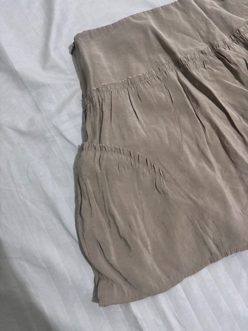 ZARA Ruffled Mini Skirt (Category: Skirts) located in Caloocan City. Submitted by tineq (Listing ID 1465077746, Image 2). Description: Taupe Color, bought a year ago. Used only once. RFS; too big! .