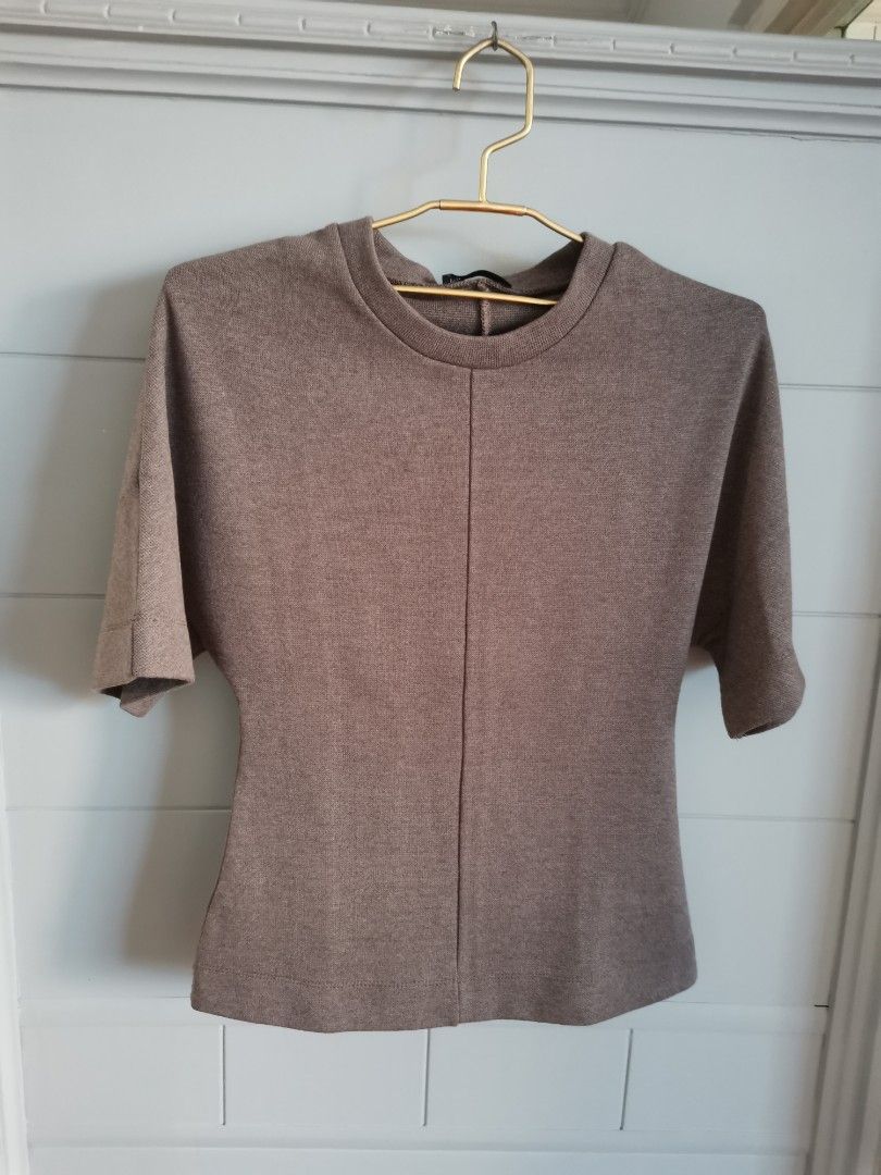 zara shirt (Category: Shirts) located in Quezon City. Submitted by charlottescollection (Listing ID 1464981010, Image 1). Description: original zara shirt can fit till medium .