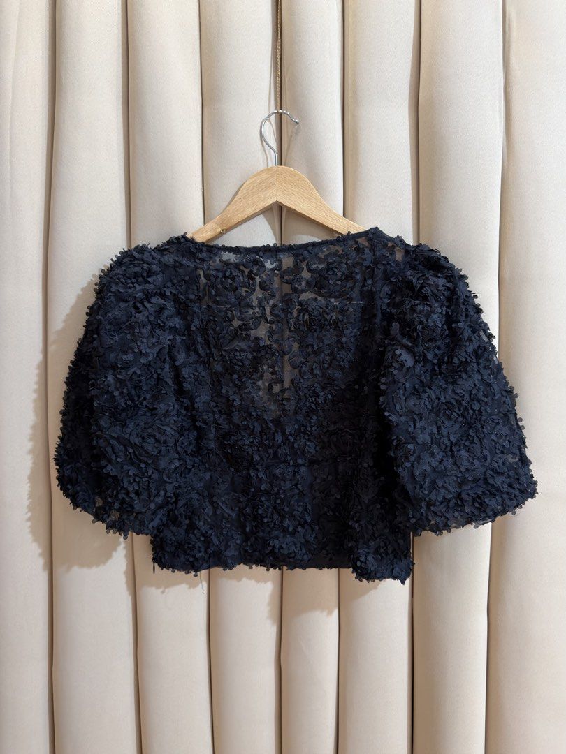 Zara Textured Floral Puff Sleeves (Category: Blouses) located in Manila. Submitted by glamstylemnl (Listing ID 1465140661, Image 2). Description: ♡ SIZE: M ♡ BUST: 34 ♡ Swipe left to see the actual color & details ♡ 3D design / thin pads ♡ HQ • 10/10 ♡ Ready to wear 👚.