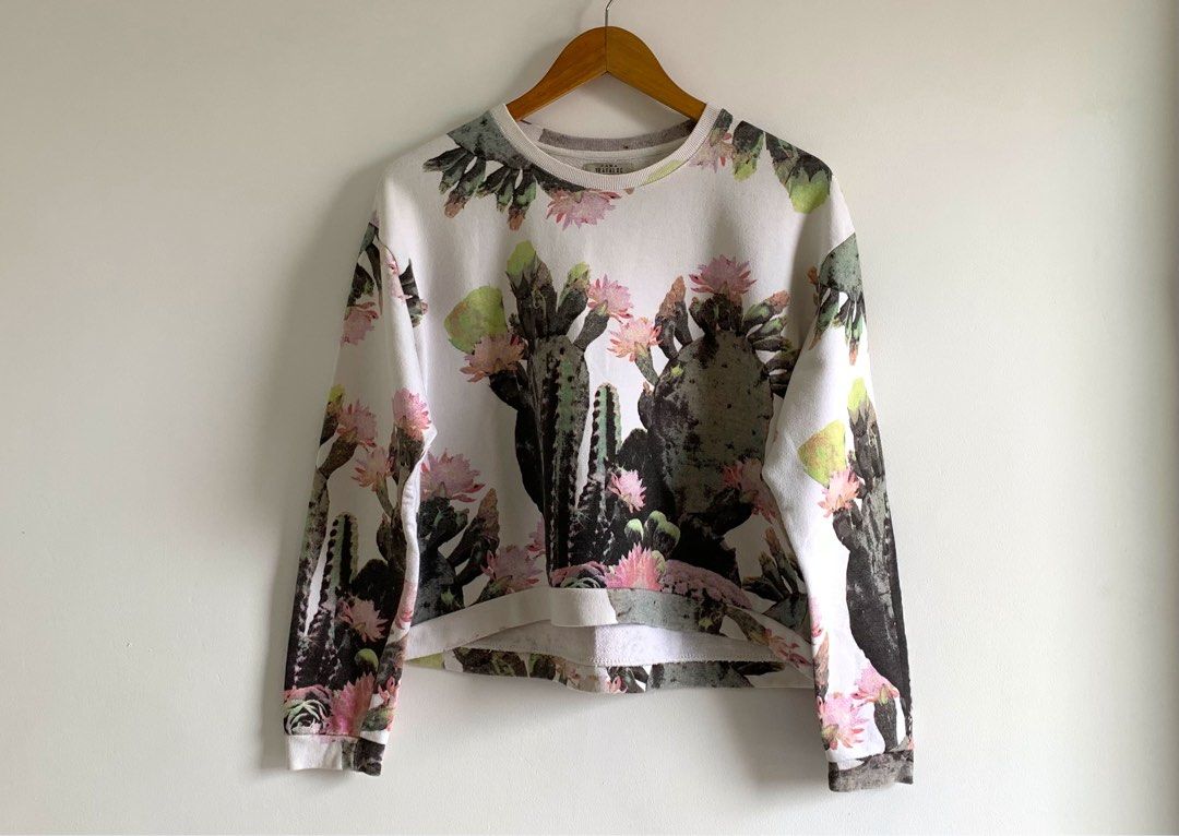 Zara TRF cropped sweatshirt (Category: Others Tops) located in Paranaque City. Submitted by famsale2016 (Listing ID 1464976660, Image 2). Description: Like new ✨ Size M on tag - Zara TRF cropped sweatshirt featuring a striking green cactus and pink blossom graphic print..