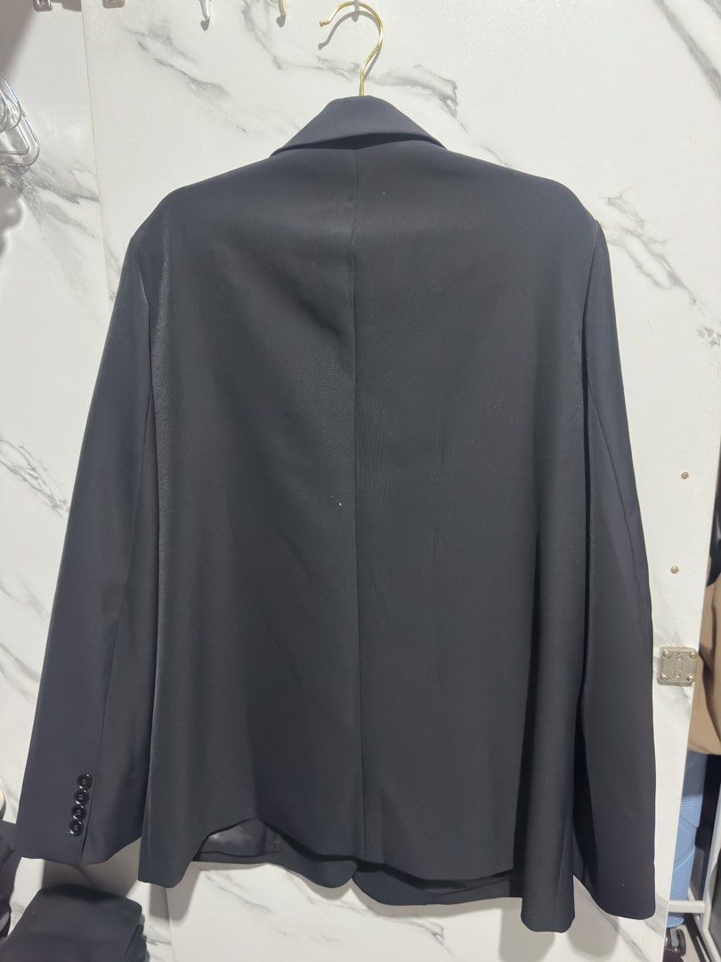 1987 Black Single Button Blazer (Category: Coats, Jackets and Outerwear) located in Baguio. Submitted by miss_misery (Listing ID 1459654424, Image 3). Description: - Classic black blazer - From 1987 - Single button closure - Two front flap pockets - Versatile for work or casual wear.
