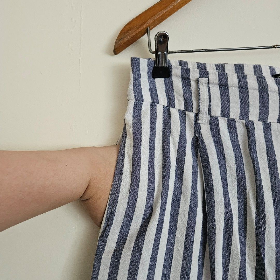 35. ZARA BASIC Striped Cropped Pants Large (Category: Other Bottoms) located in San Juan City. Submitted by titaofmanilaessentials (Listing ID 1459520441, Image 2). Description: - ZARA BASIC cropped pants - Classic blue and white stripe pattern - Comfortable and casual, ideal for everyday wear - Lightweight fabric feel - Button and zip closure at waistband - Functional front and back pockets - Measurements available in photos.