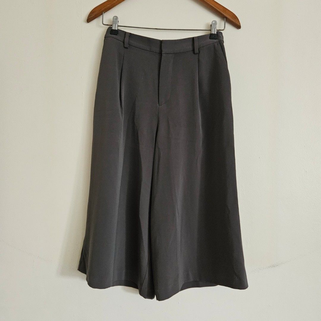 37. Uniqlo Moss Green Culottes Medium (Category: Other Bottoms) located in San Juan City. Submitted by titaofmanilaessentials (Listing ID 1459521447, Image 1). Description: - Comfortable Moss green culottes - Elastic waistband at the back for a flexible fit - Belt loops at the front - Two side pockets and two back pockets - Perfect for casual or work outfits - Easy to style - RFS: Too small.
