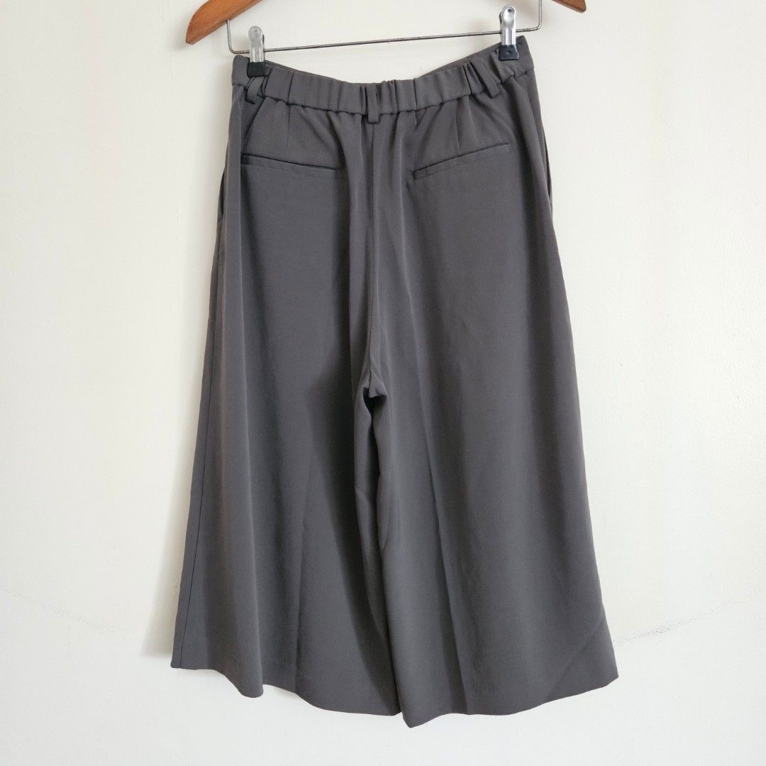 37. Uniqlo Moss Green Culottes Medium (Category: Other Bottoms) located in San Juan City. Submitted by titaofmanilaessentials (Listing ID 1459521447, Image 3). Description: - Comfortable Moss green culottes - Elastic waistband at the back for a flexible fit - Belt loops at the front - Two side pockets and two back pockets - Perfect for casual or work outfits - Easy to style - RFS: Too small.