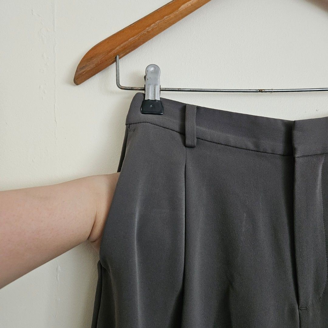 37. Uniqlo Moss Green Culottes Medium (Category: Other Bottoms) located in San Juan City. Submitted by titaofmanilaessentials (Listing ID 1459521447, Image 2). Description: - Comfortable Moss green culottes - Elastic waistband at the back for a flexible fit - Belt loops at the front - Two side pockets and two back pockets - Perfect for casual or work outfits - Easy to style - RFS: Too small.