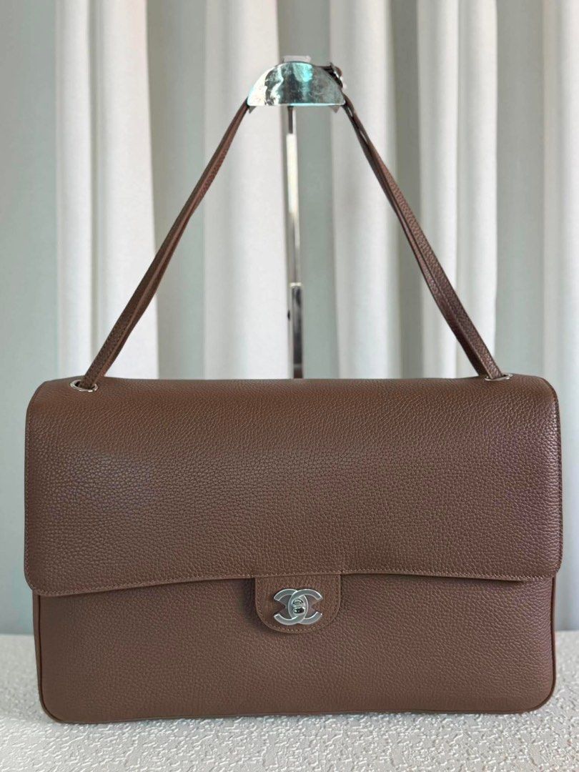 39cm Maxi flap (Category: Luxury Bags & Wallets) located in Paranaque City. Submitted by kgmgiftedph20 (Listing ID 1459561499, Image 1). Description: .