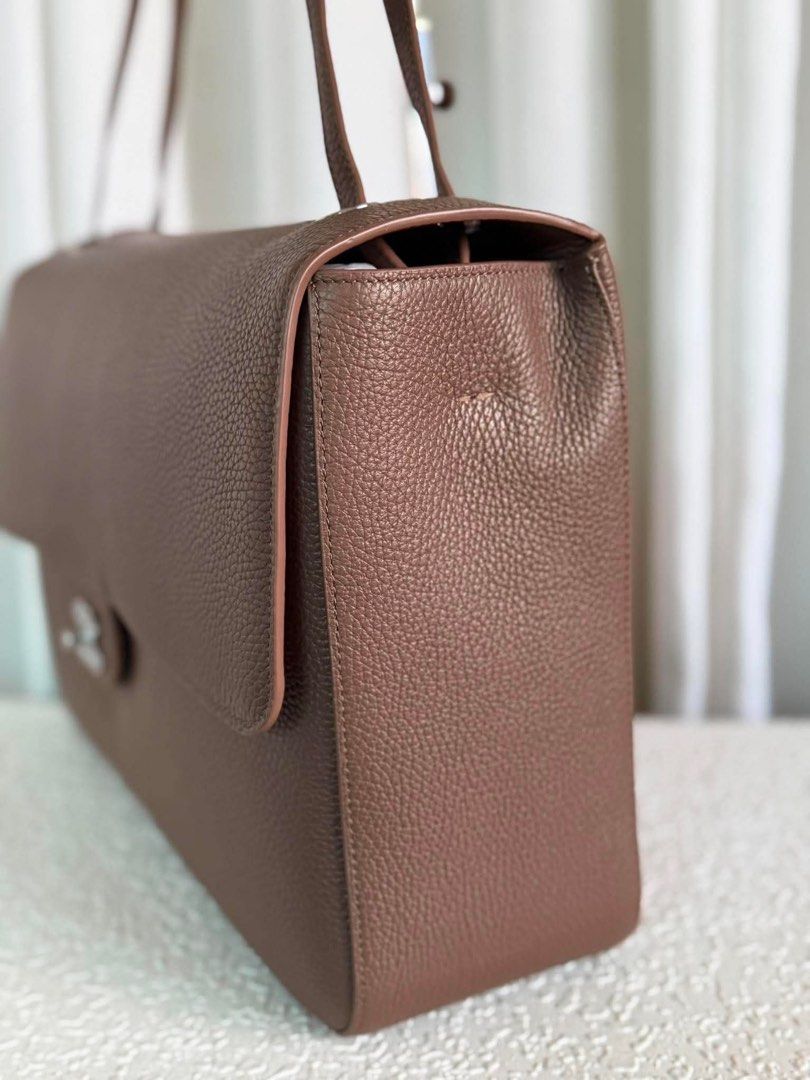 39cm Maxi flap (Category: Luxury Bags & Wallets) located in Paranaque City. Submitted by kgmgiftedph20 (Listing ID 1459561499, Image 3). Description: .