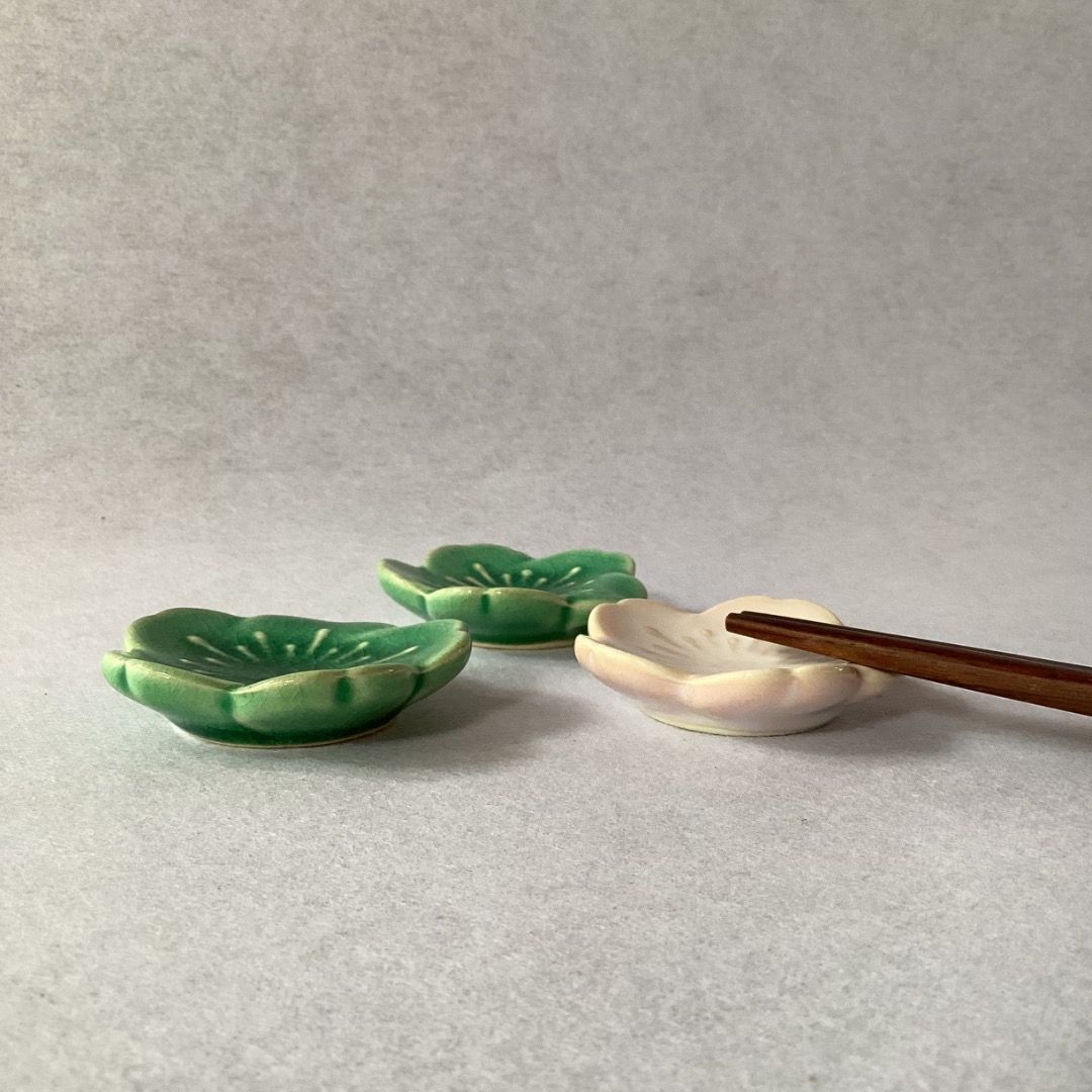 3-pc Plum Chopsticks Rests (Category: Dinnerware & Cutlery) located in Davao. Submitted by eclectic1925 (Listing ID 1459648652, Image 2). Description: Php120/set 3-pc Plum Chopsticks Rests Please REVIEW PHOTOS We use 100% repurposed packaging materials SF starts at Php70 via Flash Express First to pay.