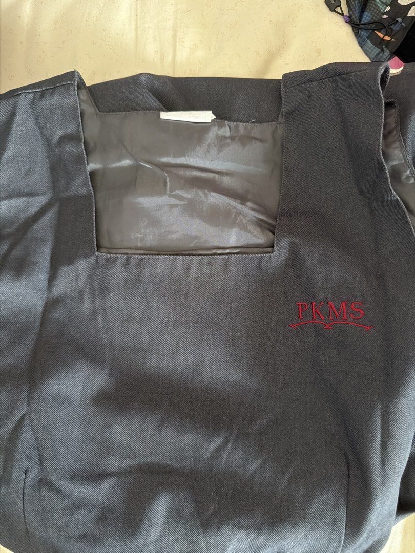 培侨校服 （分類：套裝）位於 Hong Kong。 由 rainpan88661521 提交（商品編號 1459543852，圖片 3）。簡介： 裙 40/42 一件，38/40 两件，衬衫32/15 3件 一起出售200。