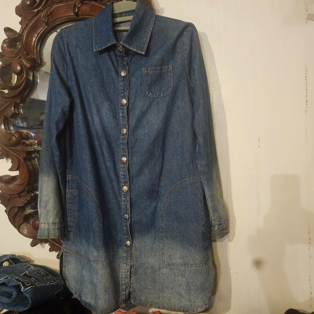 💙 PRE-LOVED DENIM — FOR HIM OR HER! 🖤 (Category: Coats, Jackets and Outerwear) located in Manila. Submitted by smartluxeph (Listing ID 1459531524, Image 2). Description: 💙 PRE-LOVED DENIM — FOR HIM OR HER! 🖤 Same jacket, different vibe! These are easy, versatile denim pieces that can be styled feminine, masculine or unisex. 👩🏻👨🏻 1️⃣ Ombré Long Denim Jacket — ₱350 | XL 💙 Blue-to-light ombré wash ✨ Floral metal buttons + statement curved p