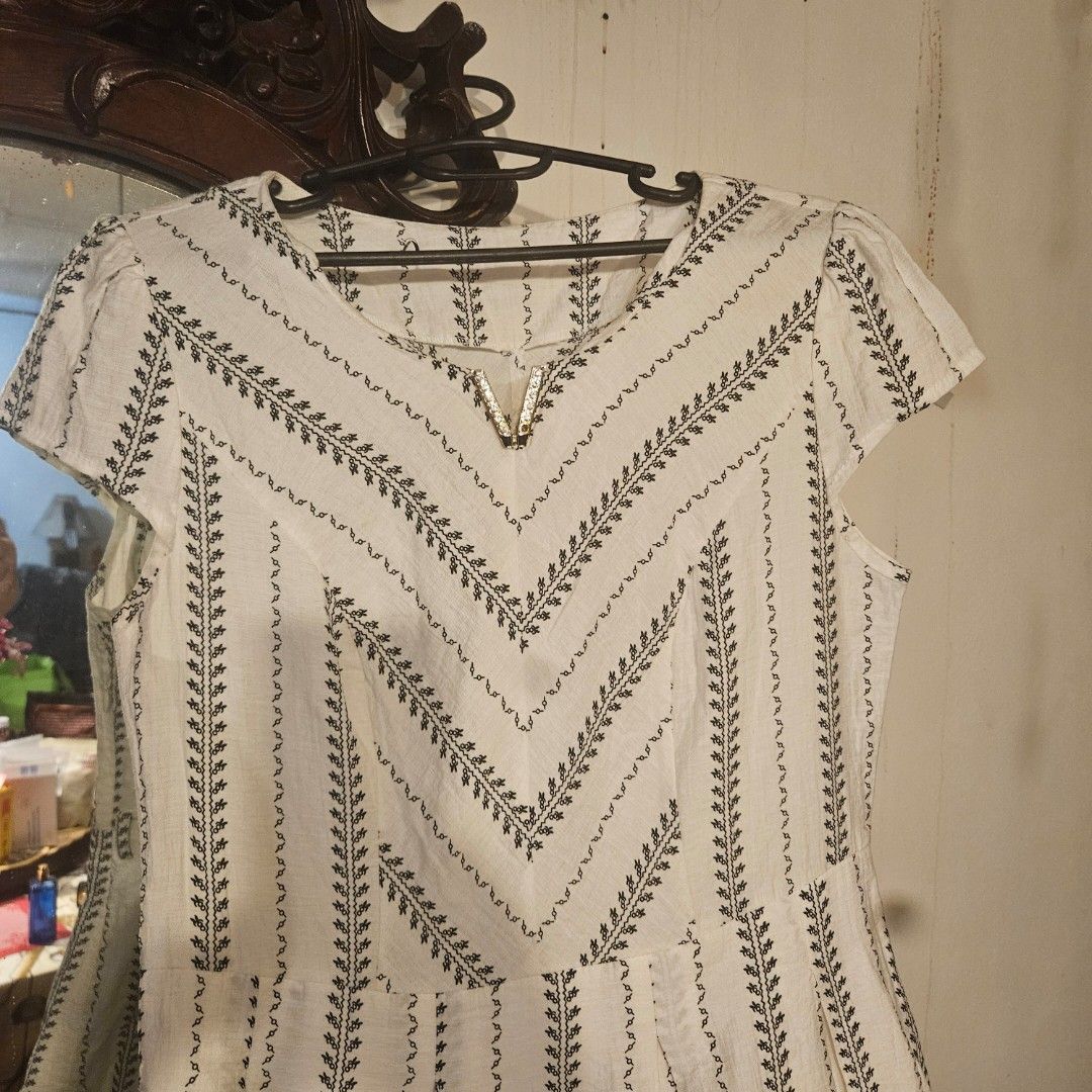 🤍✨ PRE-LOVED WHITE EMBROIDERED DRESS (Category: Dresses) located in Manila. Submitted by smartluxeph (Listing ID 1459511673, Image 3). Description: 🤍✨ PRE-LOVED WHITE EMBROIDERED DRESS — ₱350 ✨🤍 Such a pretty, fresh and feminine piece! The classic white base is beautifully contrasted by delicate black embroidery, giving this dress a polished look without being too dressy. 🤍🖤 🌿 DETAILS: 🤍 Intricate black vine and chevron embroidery througho