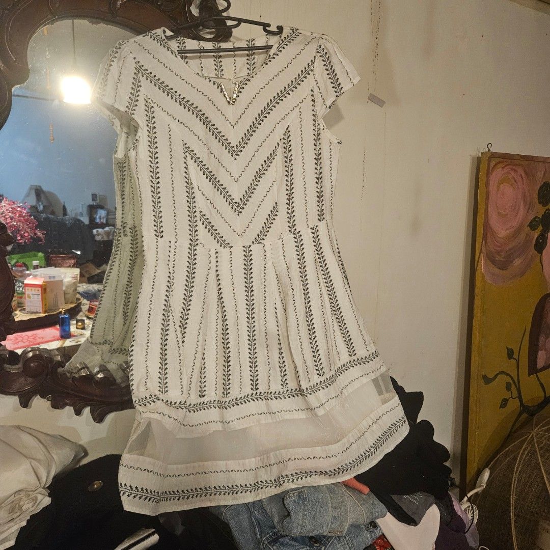 🤍✨ PRE-LOVED WHITE EMBROIDERED DRESS (Category: Dresses) located in Manila. Submitted by smartluxeph (Listing ID 1459511673, Image 2). Description: 🤍✨ PRE-LOVED WHITE EMBROIDERED DRESS — ₱350 ✨🤍 Such a pretty, fresh and feminine piece! The classic white base is beautifully contrasted by delicate black embroidery, giving this dress a polished look without being too dressy. 🤍🖤 🌿 DETAILS: 🤍 Intricate black vine and chevron embroidery througho