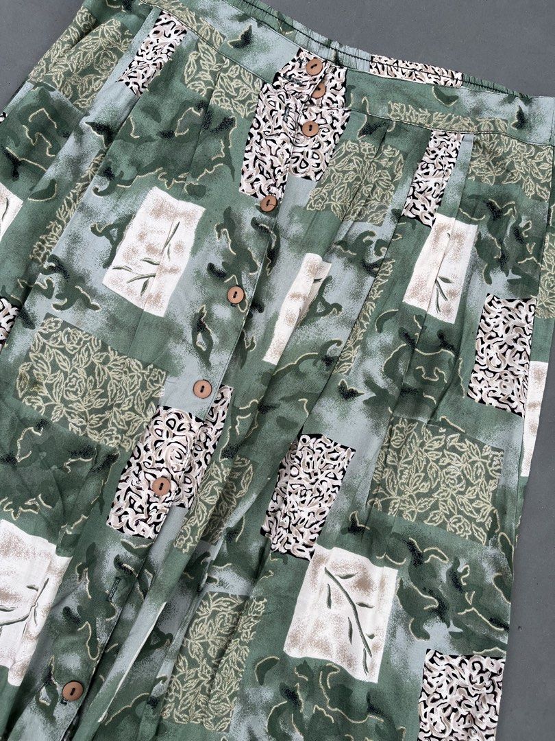 ABSTRACT PATCHWORK STYLE BOTANICAL MIDI SKIRT (Category: Skirts) located in Quezon City. Submitted by kentstuff (Listing ID 1459638800, Image 2). Description: ABSTRACT PATCHWORK STYLE BOTANICAL MIDI SKIRT Waist: 38-42 Length: 34 Condition: Excellent CR: 9.8/10 Issue: ❌.