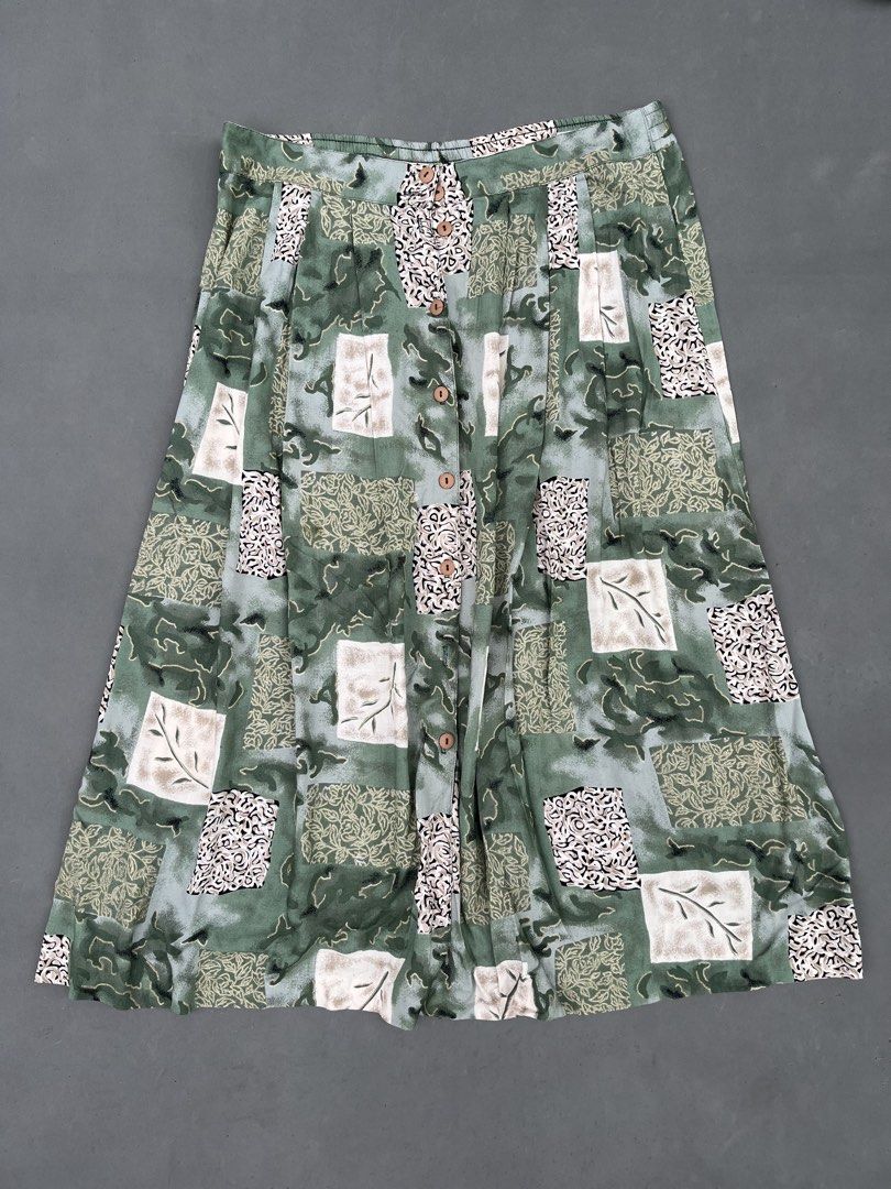 ABSTRACT PATCHWORK STYLE BOTANICAL MIDI SKIRT (Category: Skirts) located in Quezon City. Submitted by kentstuff (Listing ID 1459638800, Image 1). Description: ABSTRACT PATCHWORK STYLE BOTANICAL MIDI SKIRT Waist: 38-42 Length: 34 Condition: Excellent CR: 9.8/10 Issue: ❌.