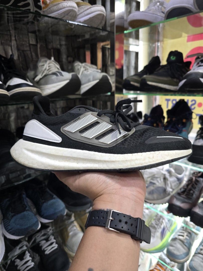 Adidas PureBoost 22 heat.rdy (Category: Sneakers) located in Iba. Submitted by conditionexcellente (Listing ID 1459552178, Image 1). Description: - Adidas Ultraboost running shoes - Color: Black with white accents and sole - Size: US 7 / UK 6.5 / FR 40 / JP 250 - Manufactured: January 2023 (Made in China) - Key Feature: Boost technology in sole for superior comfort and energy return - Ideal for: Running, training, or everyday casual wear.