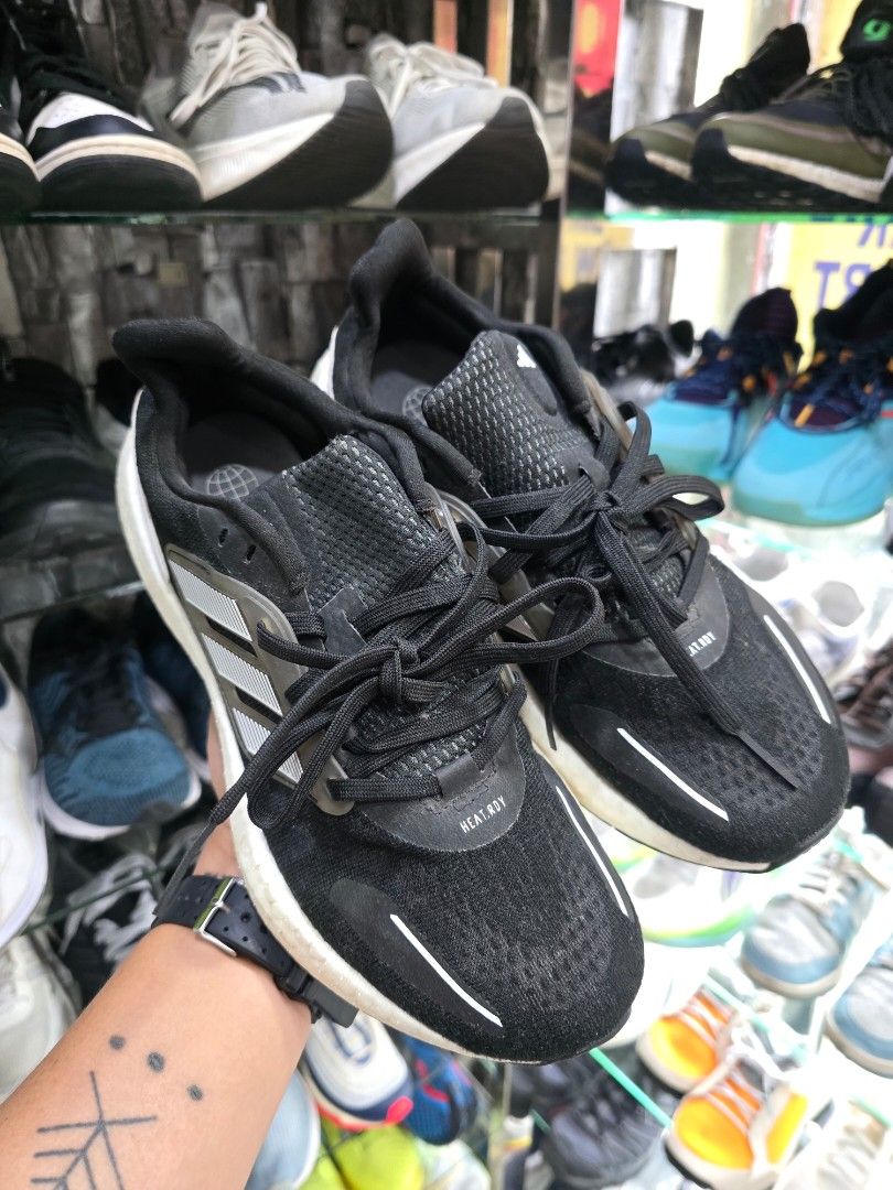 Adidas PureBoost 22 heat.rdy (Category: Sneakers) located in Iba. Submitted by conditionexcellente (Listing ID 1459552178, Image 2). Description: - Adidas Ultraboost running shoes - Color: Black with white accents and sole - Size: US 7 / UK 6.5 / FR 40 / JP 250 - Manufactured: January 2023 (Made in China) - Key Feature: Boost technology in sole for superior comfort and energy return - Ideal for: Running, training, or everyday casual wear.