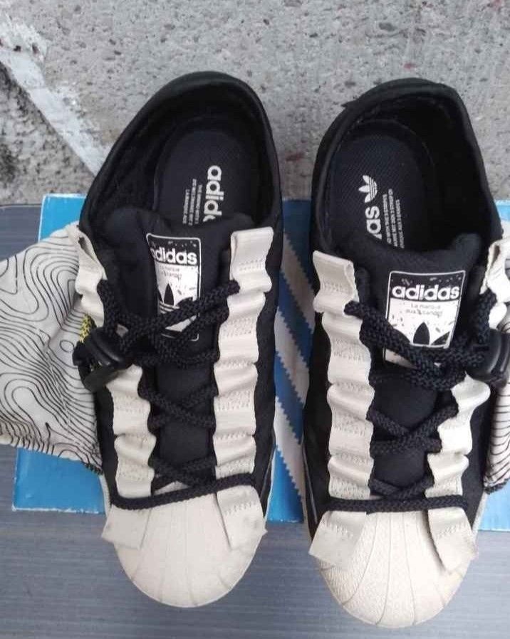 adidas superstar sst (Category: Sneakers) located in Pasig City. Submitted by imjayt (Listing ID 1459622379, Image 2). Description: adidas superstar sst 💯% legit with orig box used- good condition size: 8.5us rare shoes lightweight no sole sep,no heel drag issue: sign of usage lang price: 1,200 (6,500 srp) location: de castro subd. ortigas extension pasig city.