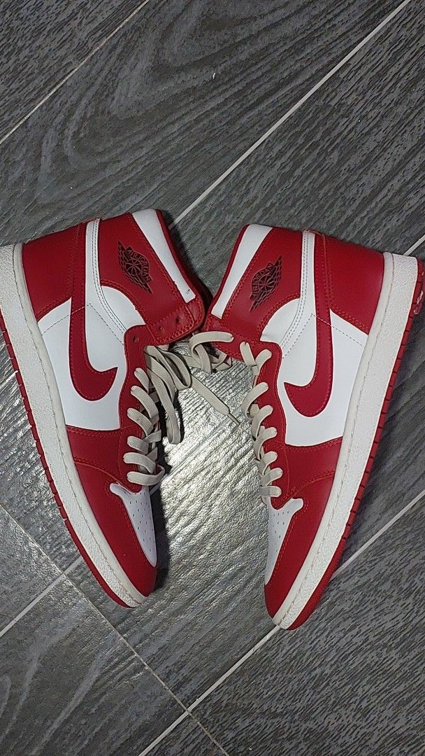 Air Jordan 1 High OG "Varsity Red" (Category: Sneakers) located in Quezon City. Submitted by kimlynandaya (Listing ID 1459543917, Image 1). Description: .