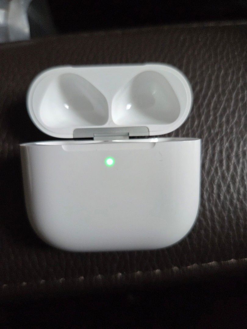 Apple AirPods Pro 充電盒 (USB-C) （分類：耳機）位於 Hong Kong。 由 doobie748 提交（商品編號 1459568036，圖片 3）。簡介： AirPods Pro 專用嘅充電盒，用 USB-C 充電。入面乾乾淨淨，綠燈著到。買錯咗所以放。有興趣就問下啦。。