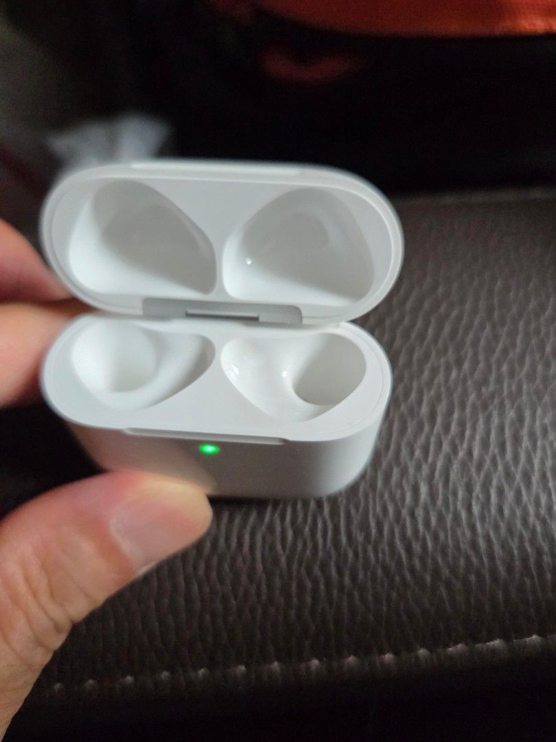 Apple AirPods Pro 充電盒 (USB-C) （分類：耳機）位於 Hong Kong。 由 doobie748 提交（商品編號 1459568036，圖片 2）。簡介： AirPods Pro 專用嘅充電盒，用 USB-C 充電。入面乾乾淨淨，綠燈著到。買錯咗所以放。有興趣就問下啦。。