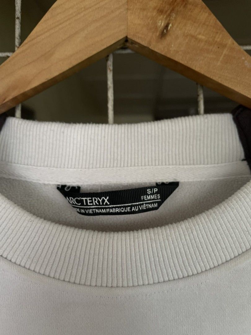 Arc'teryx (Category: Coats, Jackets and Outerwear) located in Marikina City. Submitted by doobiethrift (Listing ID 1459642896, Image 3). Description: Size Small on tag Best fit is Medium-Large No any issues / flaws.