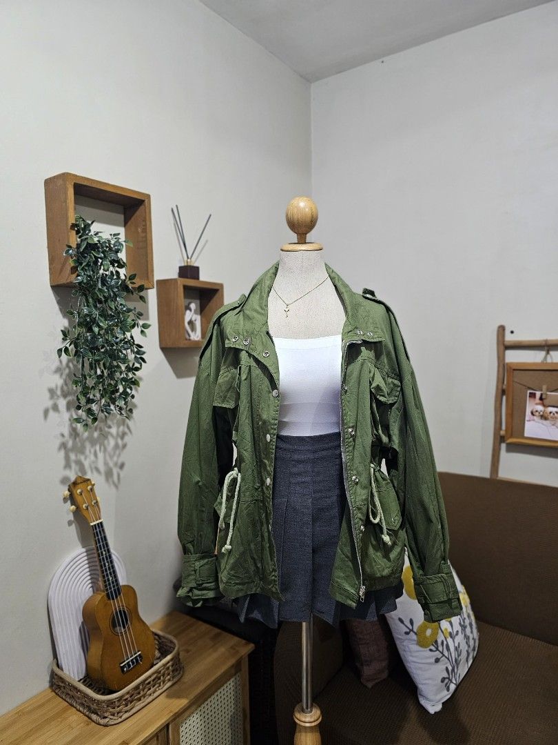 Army green parka Jacket (Category: Coats, Jackets and Outerwear) located in Pasig City. Submitted by geesbox (Listing ID 1459564421, Image 1). Description: .