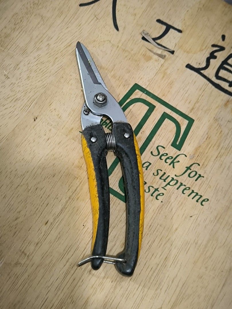 ARS PRO Cutting Tools Shears ARS 140 made in Japan (Category: Other Kitchenware & Tableware) located in Angeles City. Submitted by yellowbrickstore (Listing ID 1459656305, Image 1). Description: For sale: Genuine ARS 140 Heavy Duty Pruning & Utility Shears made in Japan. Built with high-carbon Japanese steel blades for clean, razor-sharp cutting. Ideal for heavy-duty pruning, gardening, crafting, rubber, leather, or general workshop cutting tasks