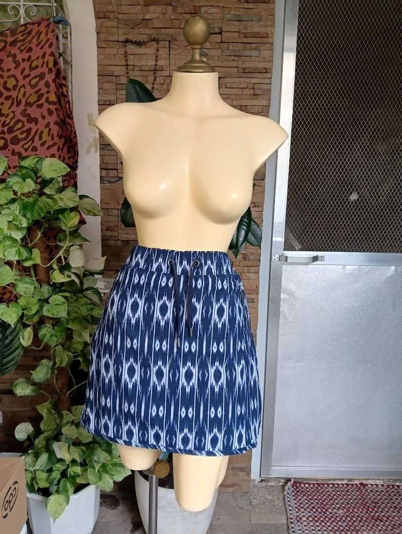 Athleta Athletic Skirt Short (Category: Activewear) located in Rizal. Submitted by timeless_shop (Listing ID 1459520661, Image 2). Description: 💙 ATHLETA Activewear Mini Skirt Short Ang ganda ng print pang pickleball din 📏 SIZE & FIT: - Brand: ATHLETA Original - Size Medium - Laid: Length 15" - Width 16" inches - Fit to Waistline: 29-31 - Color: Navy Blue, Super ganda! 🏷️ Details: - Drawstring waist - Adjustable fit! - Two zippered pockets - S
