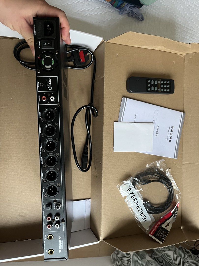Audio Processing System with Remote （分類：Soundbar、揚聲器、藍牙喇叭、耳擴）位於 Hong Kong。 由 monnym 提交（商品編號 1459580411，圖片 3）。簡介： Professional audio processor. Includes the main unit, remote control, power cable, and USB cable. Also comes with manuals. Type: Digital karaoke processor / audio pre-amplifier with DSP (Digital Signal Processor). Function: Manages audio signals, controls microphone effects (reverb and echo), prevents howling/feedback, and routes sound